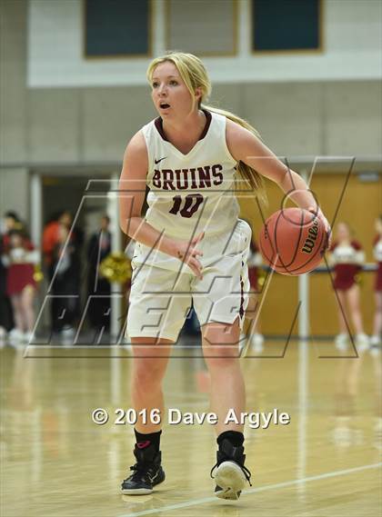 Thumbnail 2 in Mountain View vs. Maple Mountain (UHSAA 4A First Round) photogallery.