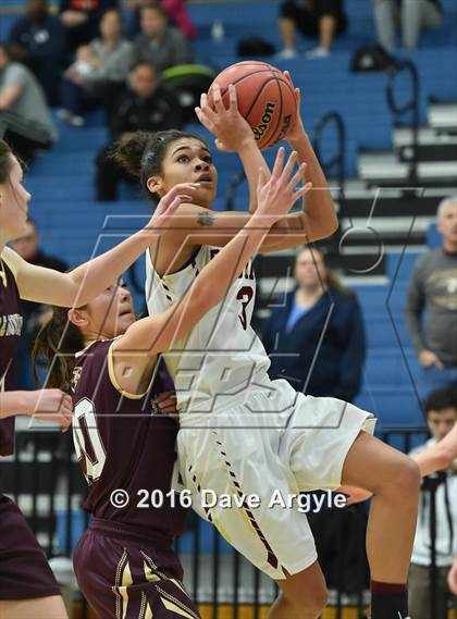 Thumbnail 3 in Mountain View vs. Maple Mountain (UHSAA 4A First Round) photogallery.