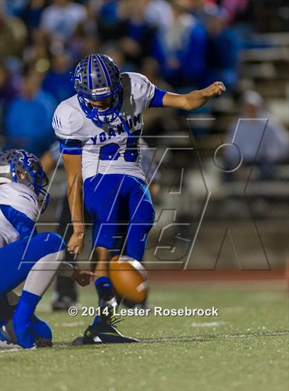 Thumbnail 1 in Yoakum vs. Cuero 4A D2 Regional photogallery.