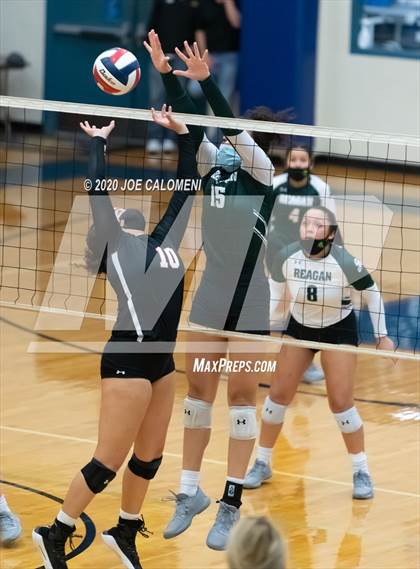 Thumbnail 2 in Reagan [Ronald] vs Lake Travis (UIL 6A Region 4 Quarterfinals) photogallery.