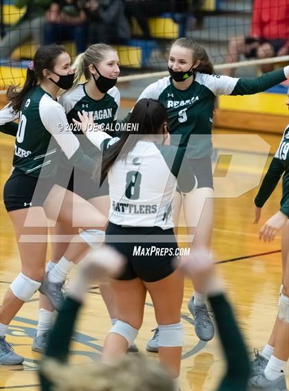 Thumbnail 2 in Reagan [Ronald] vs Lake Travis (UIL 6A Region 4 Quarterfinals) photogallery.