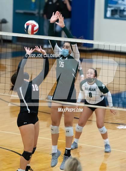 Thumbnail 1 in Reagan [Ronald] vs Lake Travis (UIL 6A Region 4 Quarterfinals) photogallery.