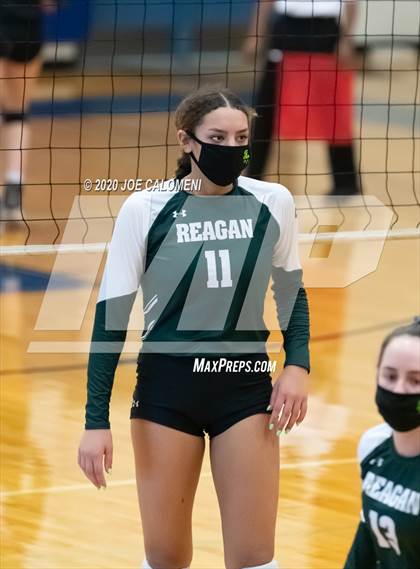 Thumbnail 2 in Reagan [Ronald] vs Lake Travis (UIL 6A Region 4 Quarterfinals) photogallery.