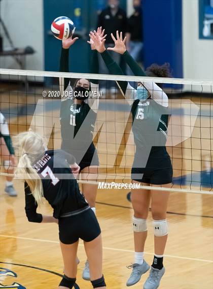 Thumbnail 3 in Reagan [Ronald] vs Lake Travis (UIL 6A Region 4 Quarterfinals) photogallery.