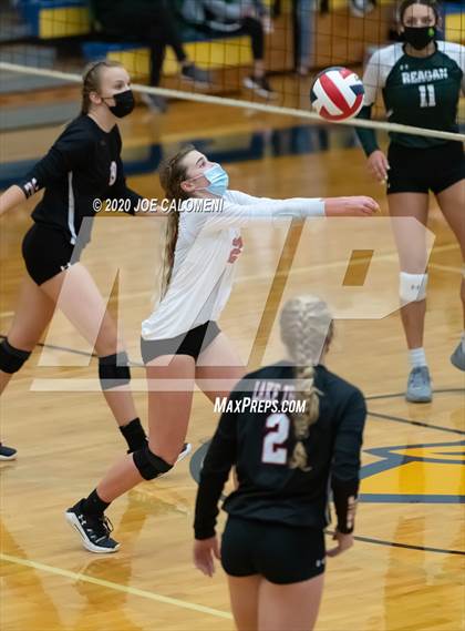 Thumbnail 2 in Reagan [Ronald] vs Lake Travis (UIL 6A Region 4 Quarterfinals) photogallery.