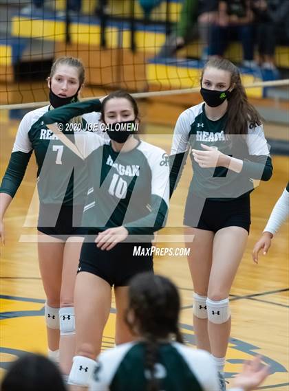 Thumbnail 3 in Reagan [Ronald] vs Lake Travis (UIL 6A Region 4 Quarterfinals) photogallery.