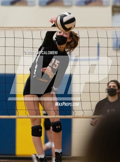 Thumbnail 3 in Reagan [Ronald] vs Lake Travis (UIL 6A Region 4 Quarterfinals) photogallery.