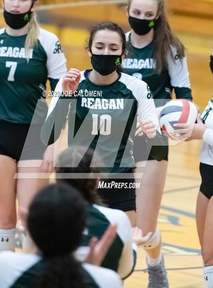 Thumbnail 3 in Reagan [Ronald] vs Lake Travis (UIL 6A Region 4 Quarterfinals) photogallery.