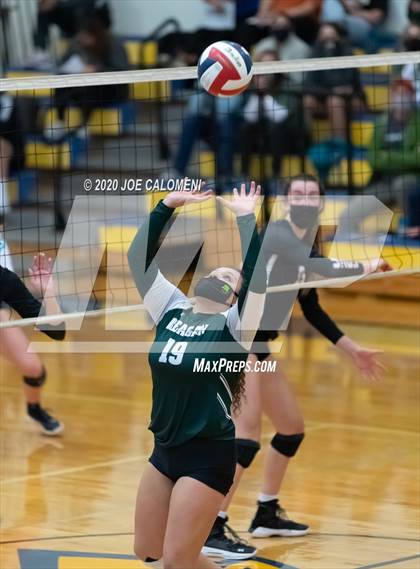 Thumbnail 3 in Reagan [Ronald] vs Lake Travis (UIL 6A Region 4 Quarterfinals) photogallery.