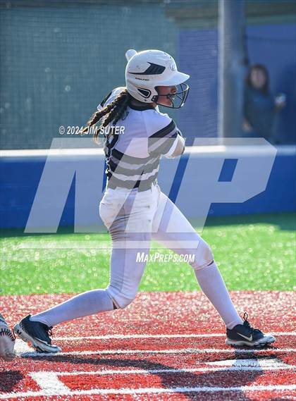 Thumbnail 2 in Moulton vs Slocum (UIL 1A Regional Final) Game 2 photogallery.