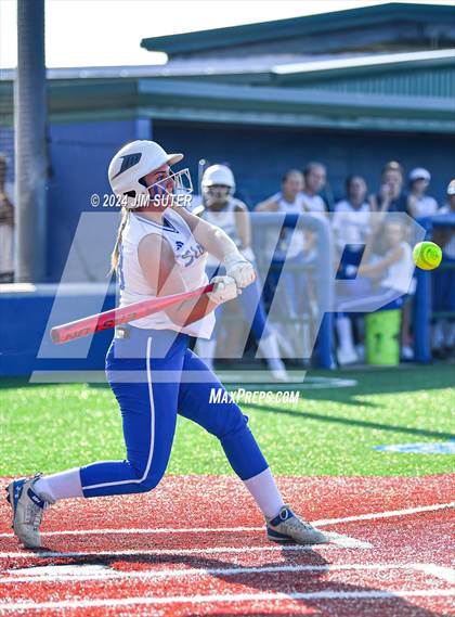 Thumbnail 1 in Moulton vs Slocum (UIL 1A Regional Final) Game 2 photogallery.