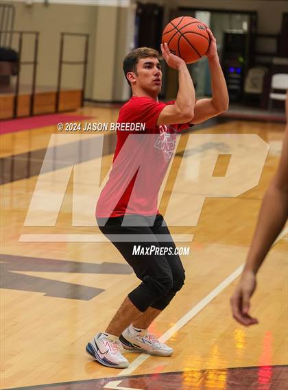 Thumbnail 3 in Pioneer vs. Vela (UIL Basketball 5A Regional Quarterfinal) photogallery.