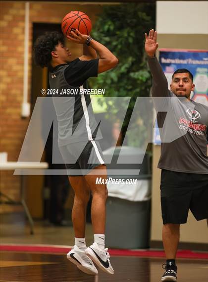 Thumbnail 1 in Pioneer vs. Vela (UIL Basketball 5A Regional Quarterfinal) photogallery.