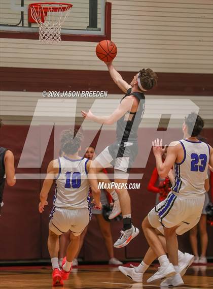 Thumbnail 2 in Pioneer vs. Vela (UIL Basketball 5A Regional Quarterfinal) photogallery.