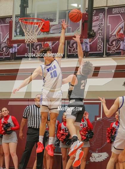 Thumbnail 1 in Pioneer vs. Vela (UIL Basketball 5A Regional Quarterfinal) photogallery.