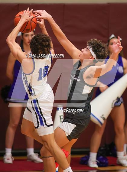 Thumbnail 3 in Pioneer vs. Vela (UIL Basketball 5A Regional Quarterfinal) photogallery.