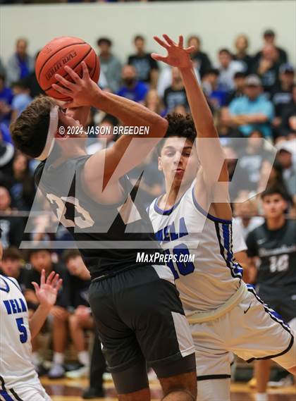 Thumbnail 2 in Pioneer vs. Vela (UIL Basketball 5A Regional Quarterfinal) photogallery.