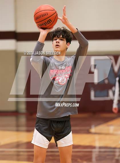 Thumbnail 3 in Pioneer vs. Vela (UIL Basketball 5A Regional Quarterfinal) photogallery.