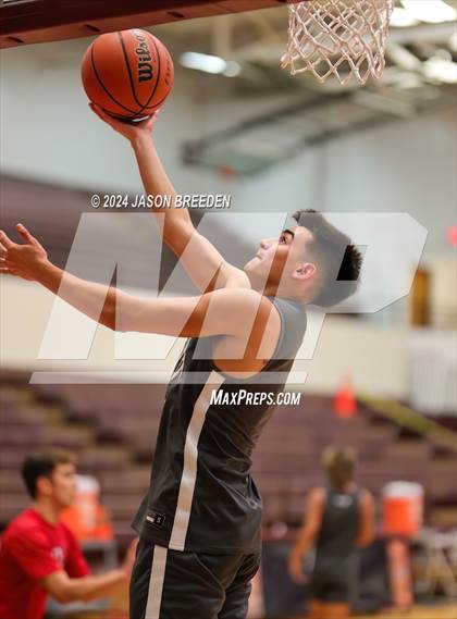 Thumbnail 2 in Pioneer vs. Vela (UIL Basketball 5A Regional Quarterfinal) photogallery.