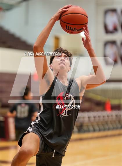 Thumbnail 1 in Pioneer vs. Vela (UIL Basketball 5A Regional Quarterfinal) photogallery.