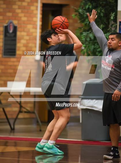 Thumbnail 1 in Pioneer vs. Vela (UIL Basketball 5A Regional Quarterfinal) photogallery.