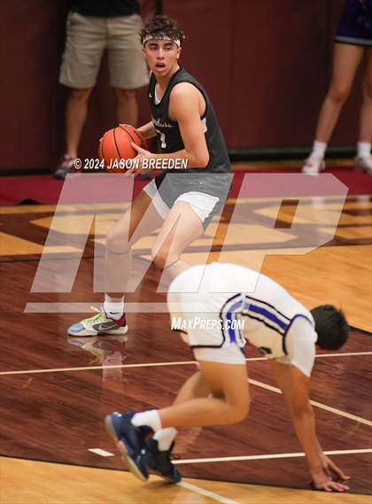 Thumbnail 2 in Pioneer vs. Vela (UIL Basketball 5A Regional Quarterfinal) photogallery.