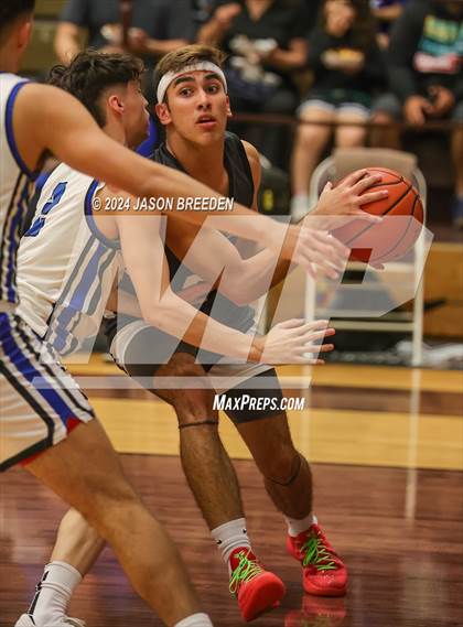 Thumbnail 1 in Pioneer vs. Vela (UIL Basketball 5A Regional Quarterfinal) photogallery.