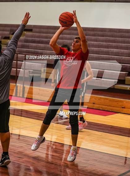Thumbnail 2 in Pioneer vs. Vela (UIL Basketball 5A Regional Quarterfinal) photogallery.