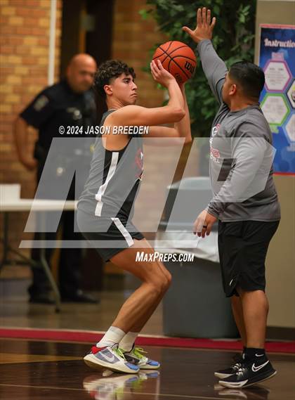 Thumbnail 3 in Pioneer vs. Vela (UIL Basketball 5A Regional Quarterfinal) photogallery.