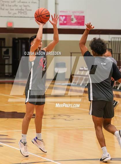 Thumbnail 2 in Pioneer vs. Vela (UIL Basketball 5A Regional Quarterfinal) photogallery.