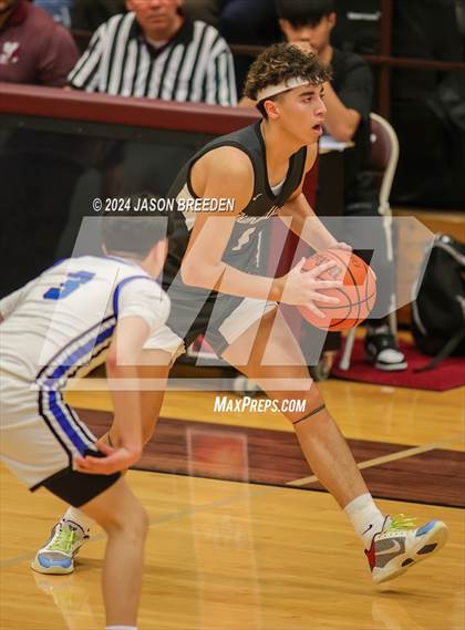 Thumbnail 1 in Pioneer vs. Vela (UIL Basketball 5A Regional Quarterfinal) photogallery.