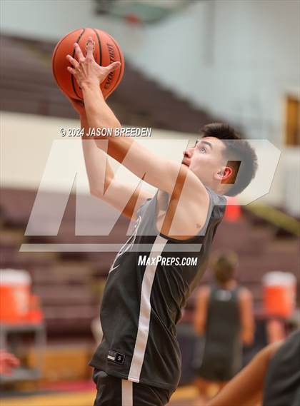 Thumbnail 1 in Pioneer vs. Vela (UIL Basketball 5A Regional Quarterfinal) photogallery.