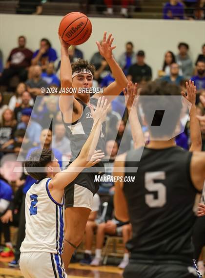 Thumbnail 3 in Pioneer vs. Vela (UIL Basketball 5A Regional Quarterfinal) photogallery.
