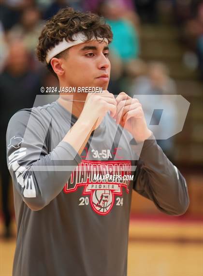 Thumbnail 1 in Pioneer vs. Vela (UIL Basketball 5A Regional Quarterfinal) photogallery.