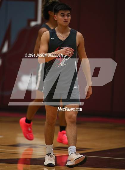 Thumbnail 1 in Pioneer vs. Vela (UIL Basketball 5A Regional Quarterfinal) photogallery.
