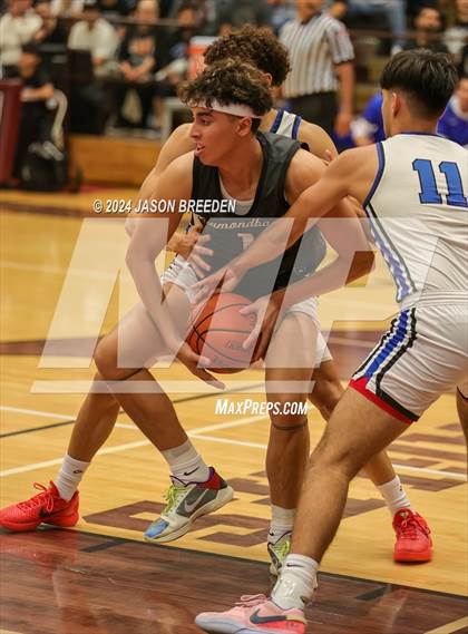 Thumbnail 3 in Pioneer vs. Vela (UIL Basketball 5A Regional Quarterfinal) photogallery.