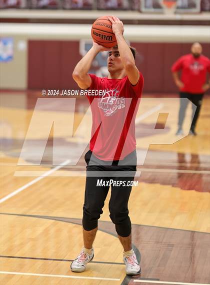 Thumbnail 1 in Pioneer vs. Vela (UIL Basketball 5A Regional Quarterfinal) photogallery.