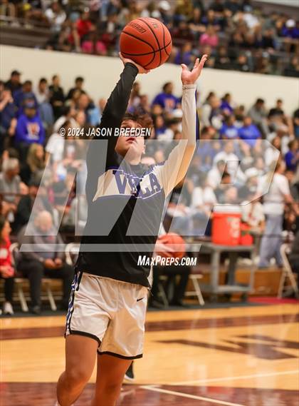 Thumbnail 1 in Pioneer vs. Vela (UIL Basketball 5A Regional Quarterfinal) photogallery.