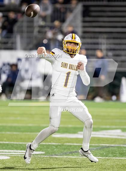 Thumbnail 2 in Simi Valley vs. Loyola (CIF-SS D3 Semi-Final) photogallery.