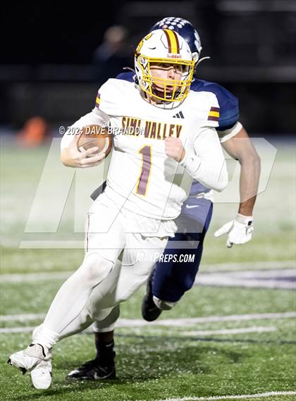 Thumbnail 3 in Simi Valley vs. Loyola (CIF-SS D3 Semi-Final) photogallery.
