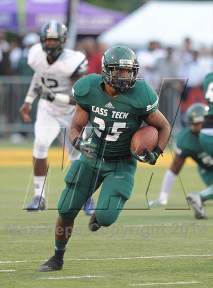 Thumbnail 1 in Cass Tech vs Southfield (Detroit Prep Kickoff Classic) photogallery.