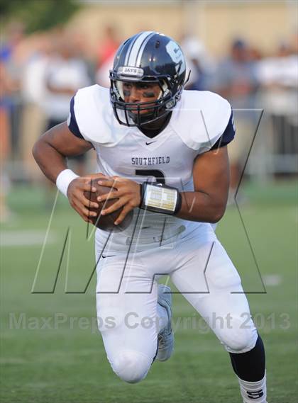 Thumbnail 3 in Cass Tech vs Southfield (Detroit Prep Kickoff Classic) photogallery.
