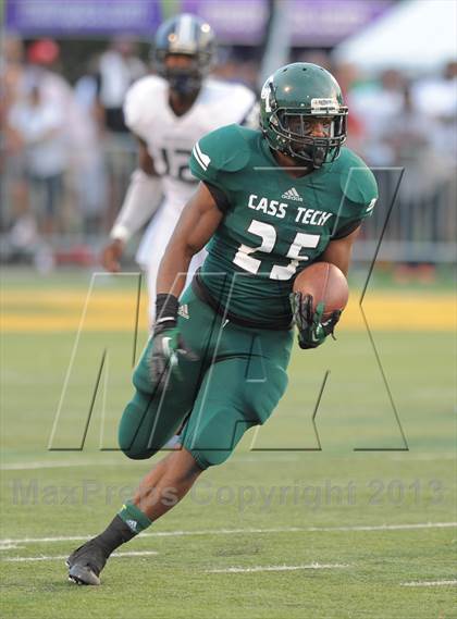 Thumbnail 2 in Cass Tech vs Southfield (Detroit Prep Kickoff Classic) photogallery.
