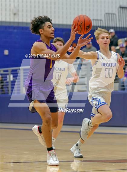 Thumbnail 3 in Decatur vs Godley (UIL 4A Bi-District Playoff) photogallery.