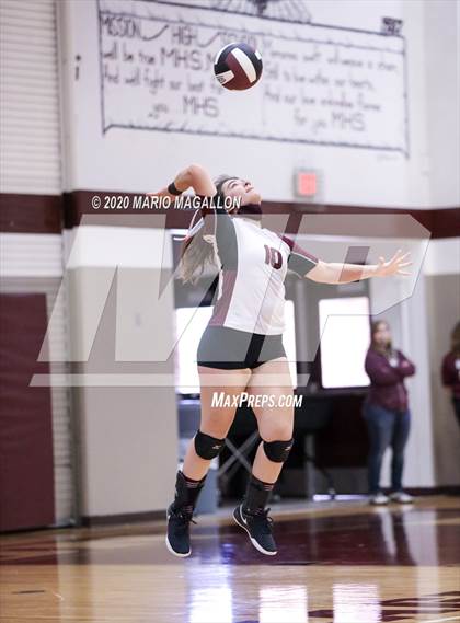 Thumbnail 2 in Harlingen South vs Mission (UIL 6A Bi-District Playoff) photogallery.