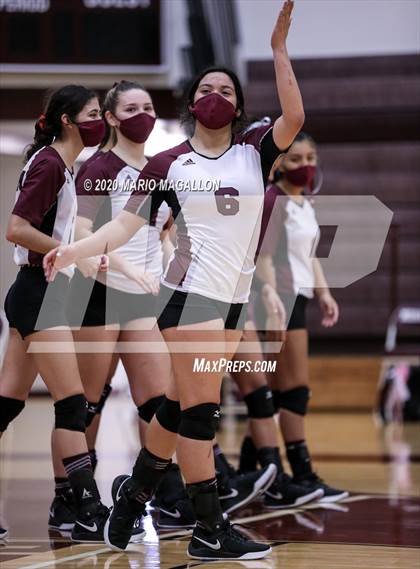 Thumbnail 2 in Harlingen South vs Mission (UIL 6A Bi-District Playoff) photogallery.