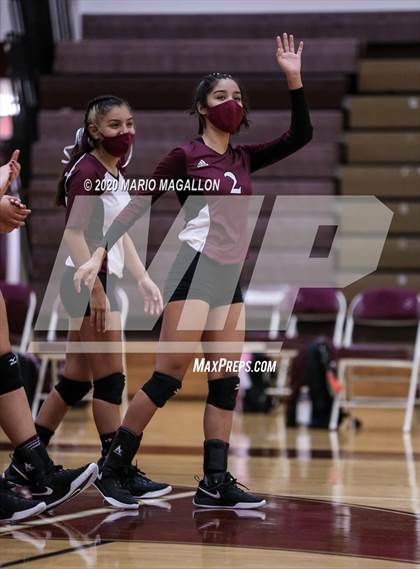 Thumbnail 1 in Harlingen South vs Mission (UIL 6A Bi-District Playoff) photogallery.