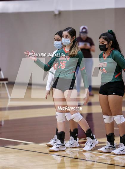 Thumbnail 2 in Harlingen South vs Mission (UIL 6A Bi-District Playoff) photogallery.