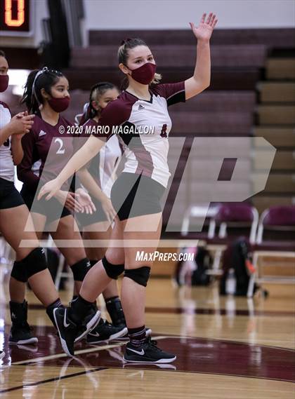 Thumbnail 3 in Harlingen South vs Mission (UIL 6A Bi-District Playoff) photogallery.