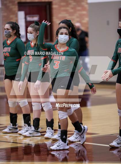 Thumbnail 3 in Harlingen South vs Mission (UIL 6A Bi-District Playoff) photogallery.